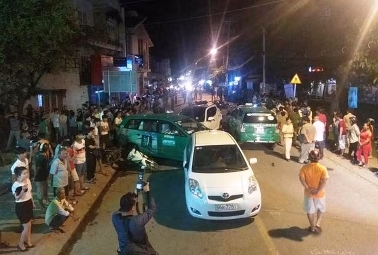 Một trong những vụ tai nạn giao thông nghiêm trọng tuần qua xảy ra ở Sài Gòn. 4 ôtô, 9 xe máy đâm nhau liên hoàn khiến 2 người chết, nhiều người bị thương. Lúc 20h ngày 22/7, một chiếc ôtô loại 7 chỗ mang biển số tỉnh Bình Dương lưu thông trên đường Hà Huy Giáp (hướng từ huyện Hóc Môn ra QL1A). Khi đến gần nút giao với đường Tô Ngọc Vân, chiếc ôtô 5 chỗ nói trên đã tông hàng loạt xe máy, ô tô khác đang lưu thông theo cả 2 hướng trên đường.