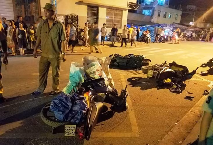 Ngoài ra, có ít nhất 10 nạn nhân khác đang cấp cứu tại bệnh viện, trong đó có nhiều trường hợp đa chấn thương, tính mạng hết sức nguy kịch.