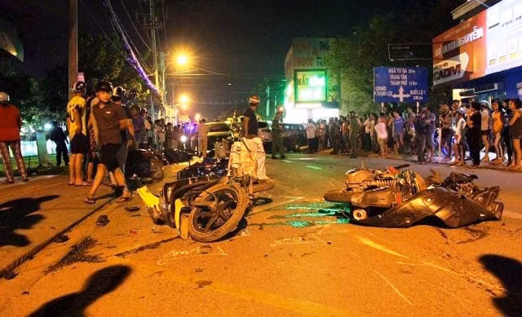 Tại hiện trường vụ tai nạn, phương tiện nằm ngổn ngang, người bị nạn nằm la liệt... Bước đầu xác định hai nạn nhân tử vong là ông Lê Công Dũng (63 tuổi, quê tỉnh Cần Thơ) và em Đoàn Tuấn Anh (15 tuổi, ngụ quận 12).