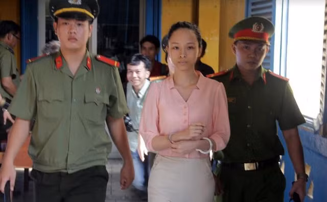 Trước đó, TAND TP HCM mở phiên sơ thẩm lần 2 từ ngày 22-29/6 đã tuyên trả hồ sơ để điều tra, làm rõ 9 nội dung quan trọng trong vụ án. Đồng thời, thẩm phán Huỳnh Ngọc Ánh - Phó chánh án TAND TP HCM đã ký quyết định cho Phương Nga và Thùy Dung được tại ngoại. Ảnh: Gia đình.