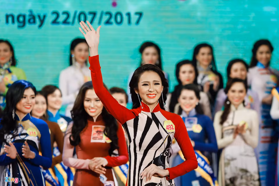 Nguyễn Thị Hải Yến xúc động chào khán giả sau khi nghe tin cô được đăng quang ngôi vị cao nhất.