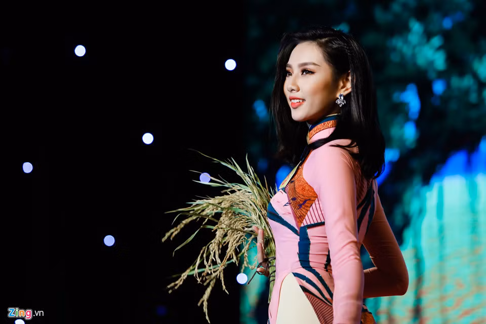 Nguyễn Phúc Thùy Tiên (19 tuổi, TP.HCM, cao 1,7 m) rạng rỡ trong phần thi trang phục áo dài. Sau đó cô đoạt danh hiệu Á khôi 1.
