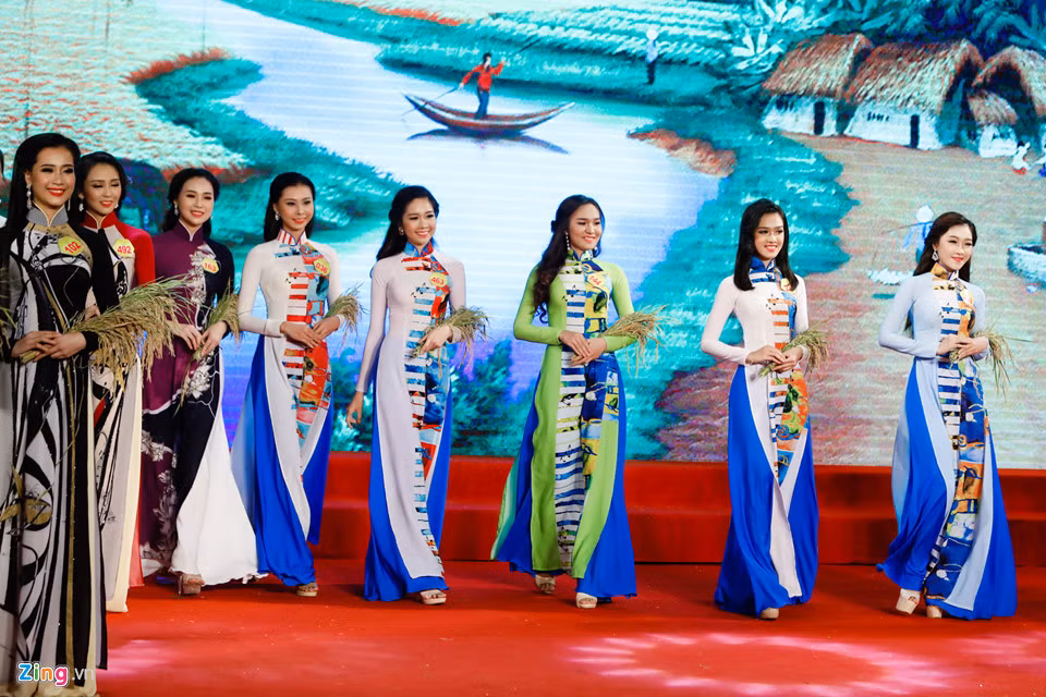 Sau màn thi trang phục dạ hội, bikini, các thí sinh cùng nhau diện áo dài ở màn thi cuối cùng.