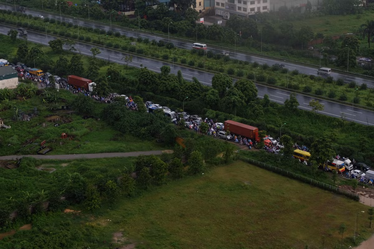 Cơn mưa đã khiến giao thông cửa ngõ phía Tây thành phố tê liệt, nhiều phương tiện "chôn chân" tại chỗ.