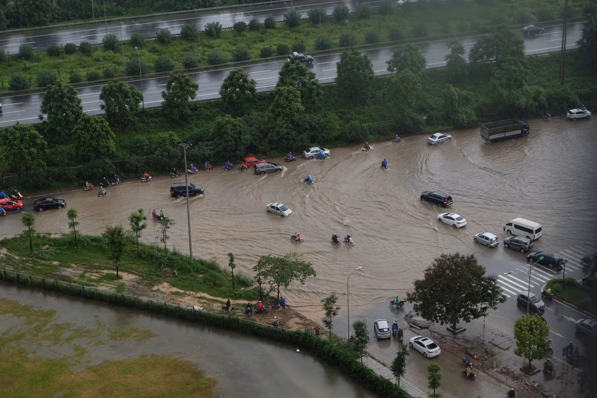 Cơn mưa lớn vào hồi đầu giờ sáng ngày hôm nay (13/7) đã khiến nhiều khu vực Hà Nội bị ngập nặng, giao thông tê liệt. Theo Trung tâm dự báo khí tượng Thủy văn Trung ương, do ảnh hưởng của rãnh áp thấp kết hợp với hội tụ gió trên cao, nên từ ngày 13/7 - 16/7, ở Bắc Bộ tiếp tục có mưa rào và dông nhiều nơi, các tỉnh vùng núi phía Bắc có mưa, mưa vừa, có nơi mưa to và dông; thời gian mưa tập trung vào đêm và sáng sớm.