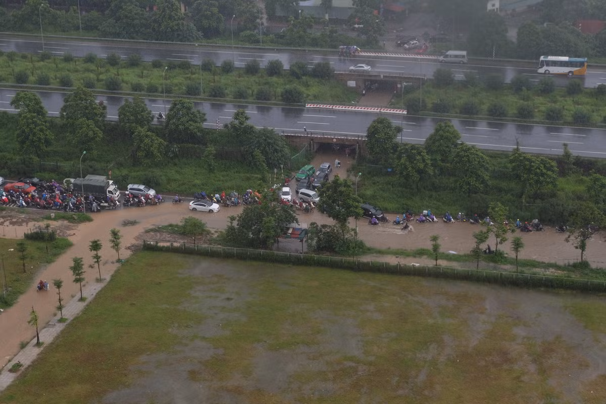Theo dự báo thời tiết, hiện nay, khu vực nội thành Hà Nội đã có mưa tại các quận Hà Đông, Hoàng Mai, Thanh Xuân, Đống Đa. Ảnh hầm chui đại lộ Thăng Long ngập nước sáng nay 13/7 khiến nhiều phương tiện không thể di chuyển.