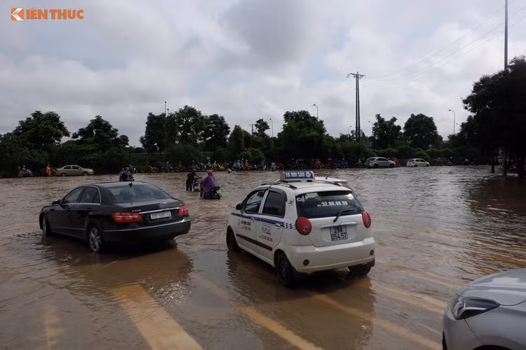 Đường gom dân sinh tại đại lộ Thăng Long bị chia cắt bởi "biển nước" sâu khiến nhiều người dân không thể di chuyển. Đại học Ngoại ngữ có mức điểm nhận hồ sơ tất cả các ngành là 15,5 điểm. Đại học Ngoại ngữ có mức điểm nhận hồ sơ tất cả các ngành là 15,5 điểm.