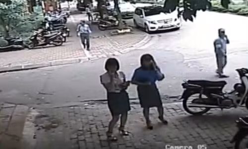 Trả lời Tuổi Trẻ Online, bà Trang cho biết chiếc ô tô trên không phải của bà, bà cũng không phải là người điều khiển xe khi xảy ra sự việc. Vị lãnh đạo này cũng phủ nhận việc gọi điện thoại cho công an phường ra trông xe để ăn bún.Bà Lê Mai Trang, người đứng bên phải. Ảnh cắt từ clip.