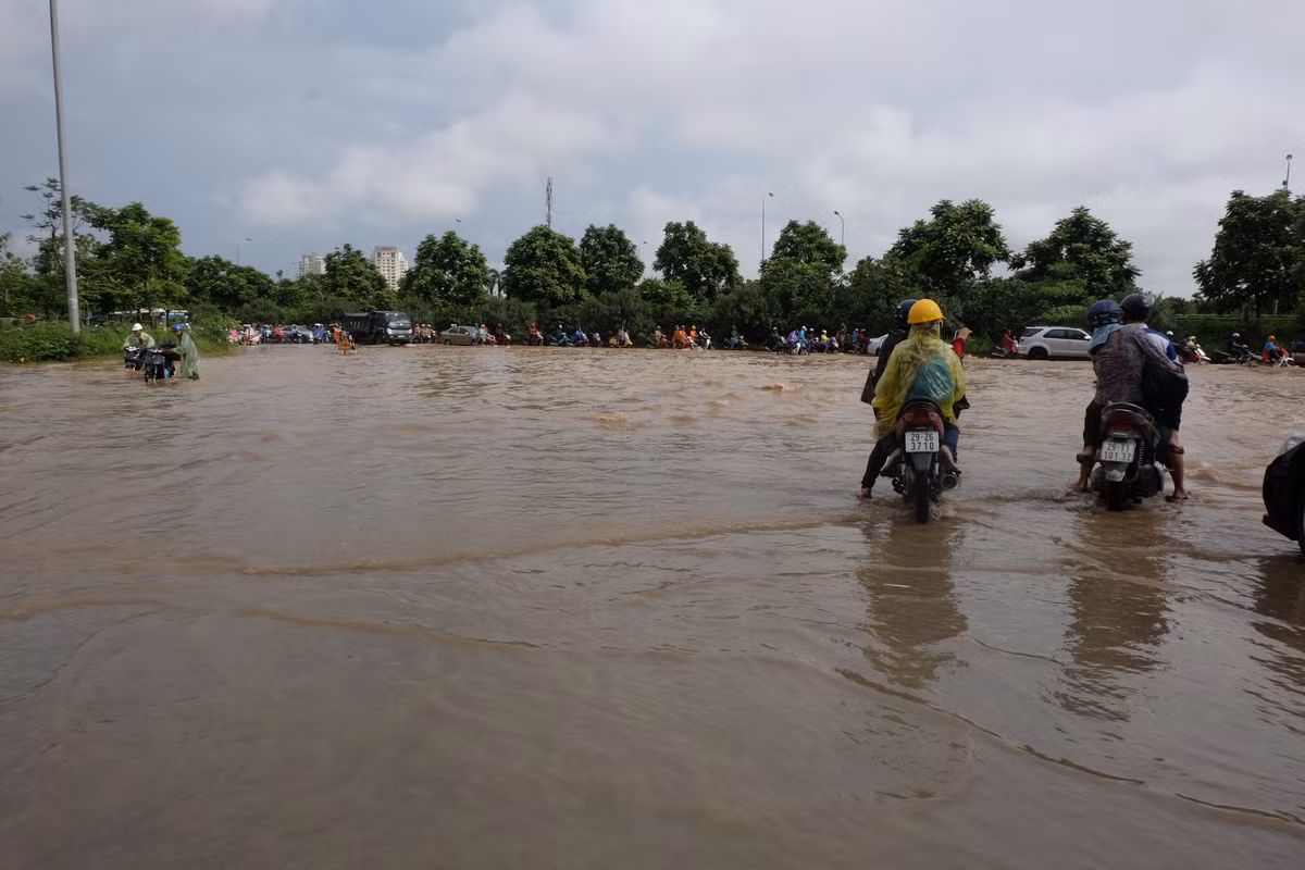 Cả đoạn đường mênh mông nước khiến nhiều phương tiện giao thông bị mắc kẹt.