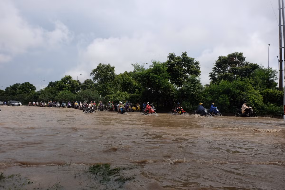 Hàng dài xe máy nhích từng chút một.