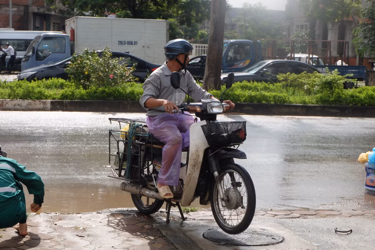Thoát khỏi đoạn nước ngập thì xe lại chết máy.