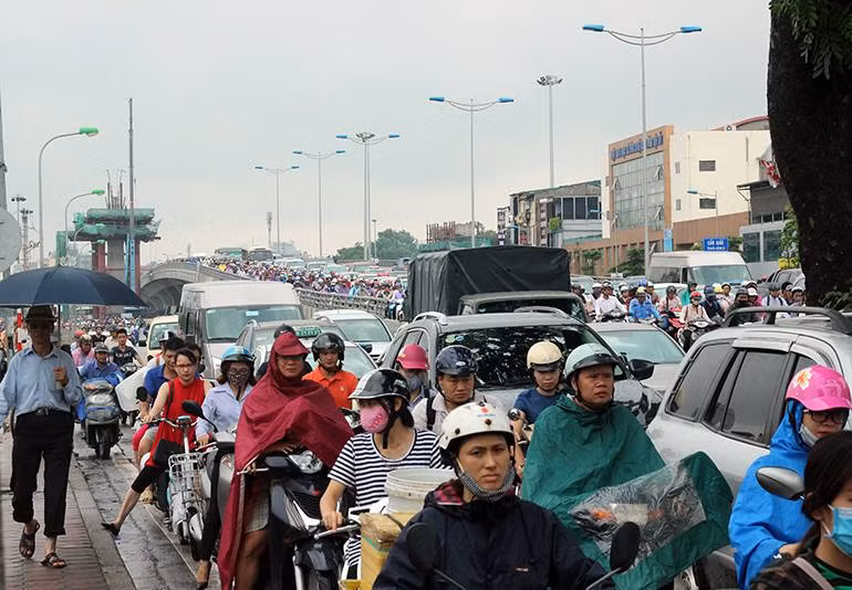 Cảnh tượng tắc đường kinh hoàng tại đường Láng sau cơn mưa lớn sáng 13/7.