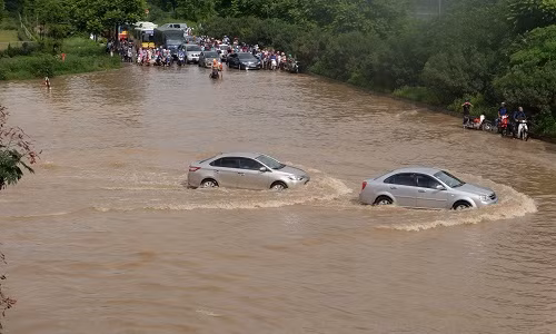 Ngập như sông ở đại lộ.