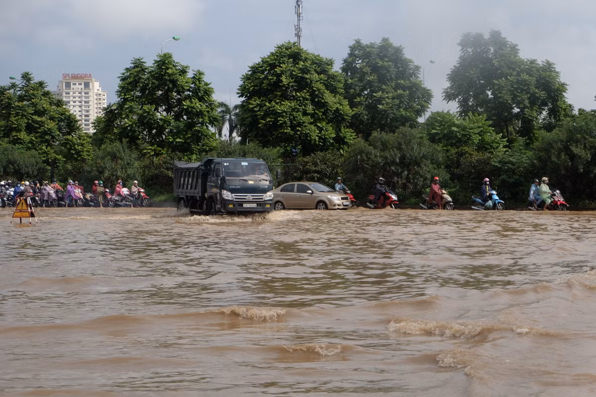 Anh Nguyễn Hải Nam (một người dân sống trong khu đô thị Gemek - Hoài Đức - Hà Nội) cho hay: "Tôi đã đứng chờ nước rút khoảng 1 tiếng đồng hồ vì không thể đi được. Nước ngập ngang yên xe, chỉ một số xe tải, taxi mới đi qua được đoạn ngập sâu".