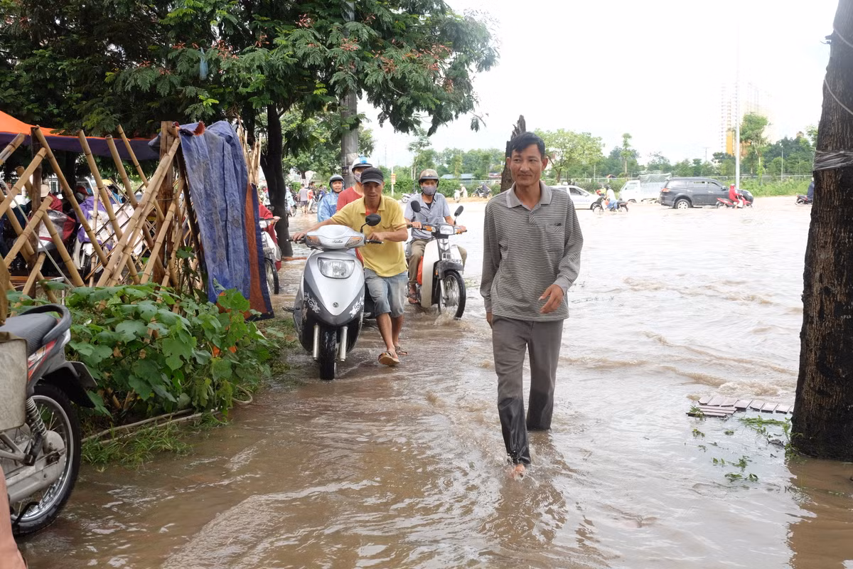 Nhiều người dân sống tại khu vực này cho biết, đây là lần đầu tiên họ thấy đoạn đường ngập sâu như vậy.