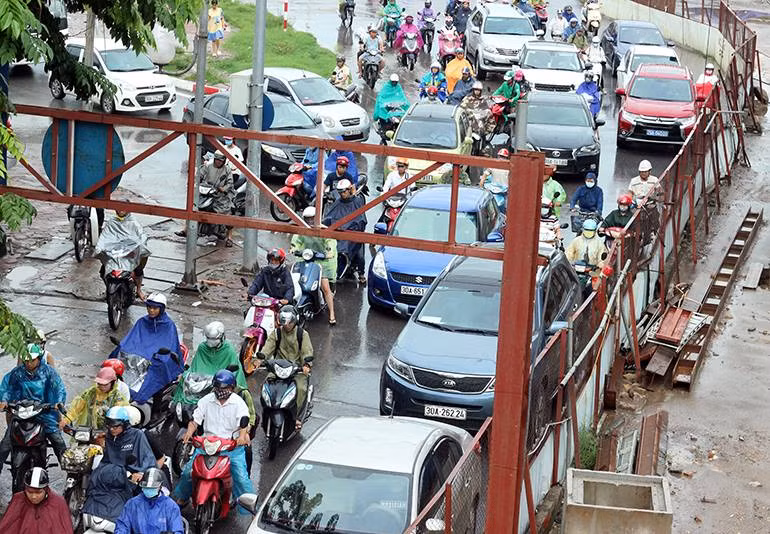Nhiều người dân đã không kịp giờ làm việc sáng nay vì tắc đường.