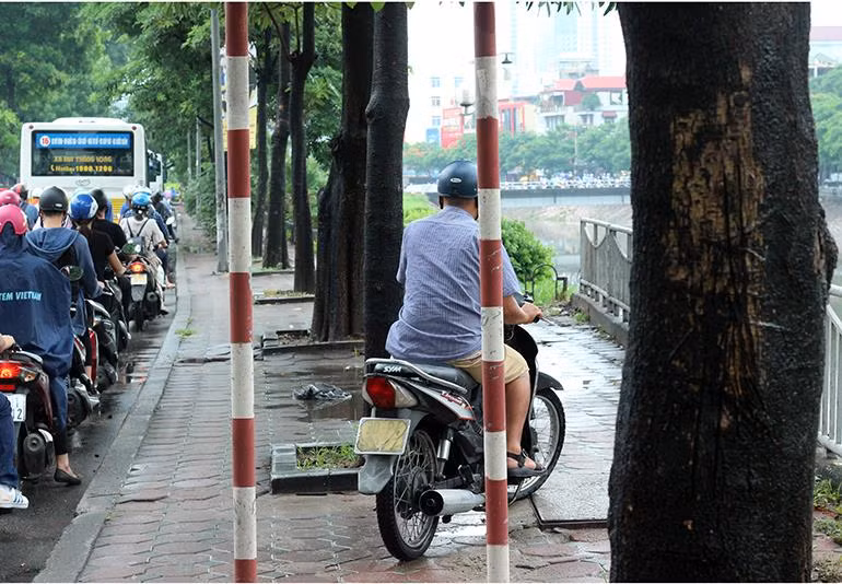 Một số phương tiện đi lên vỉa hè..