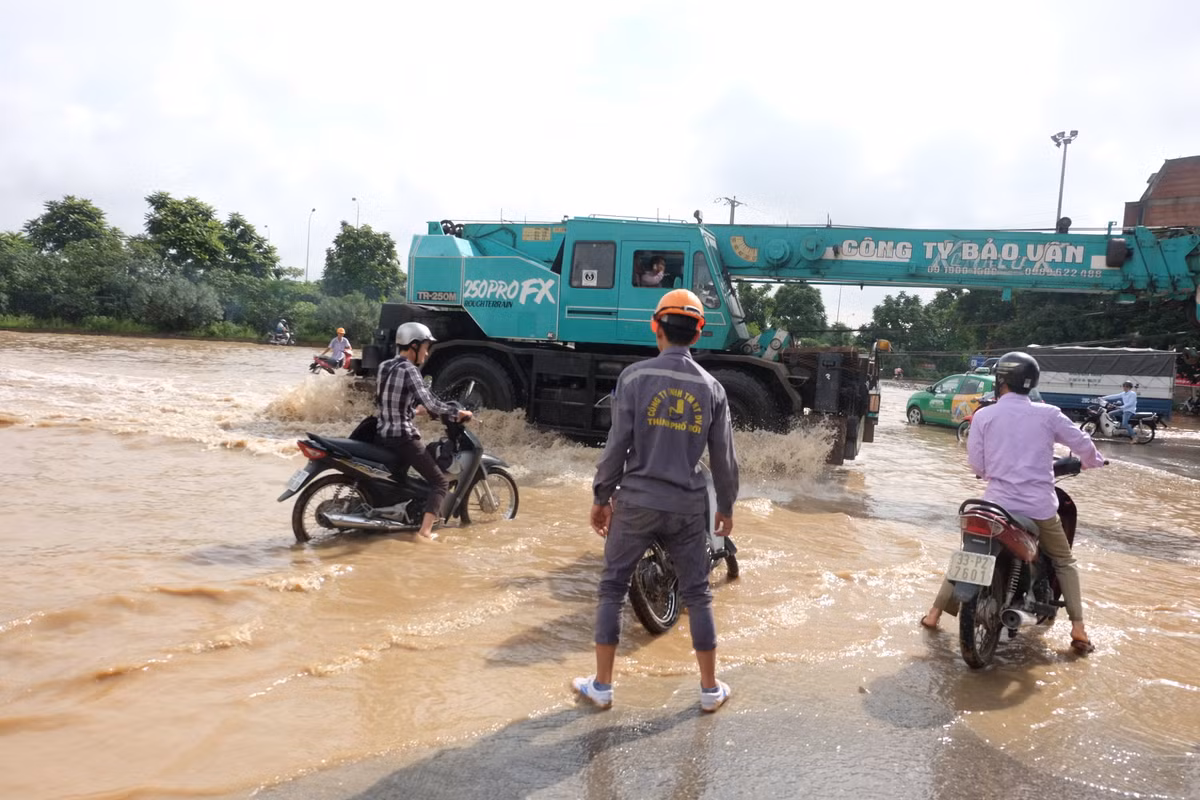 Theo dự báo của trung tâm khí tượng thủy văn, từ 13-17/7, tình trạng mưa dông sẽ tiếp tục diễn ra, Hà Nội sẽ có mưa vào đêm và sáng.