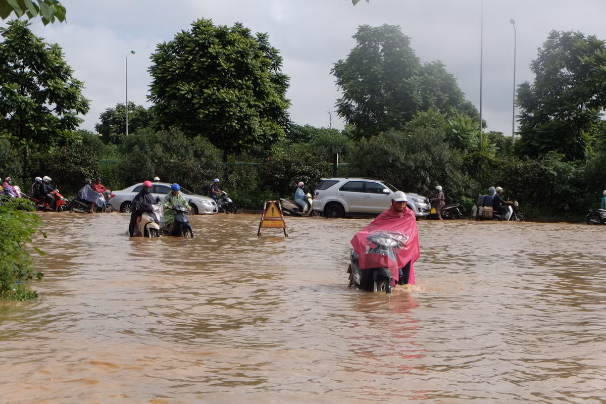 Anh: Duong Ha Noi bien thanh song, nguoi dan vat va tim loi thoat-Hinh-2