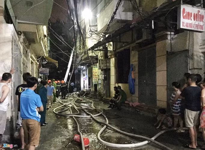 Vụ cháy nhà xảy ra vào khoảng 2h sáng ngày 19/7 tại căn nhà 4 tầng trong ngõ 41, phố Vọng, phường Đồng Tâm, quận Hai Bà Trưng, Hà Nội khiến nhiều người không khỏi bàng hoàng, đau xót. Đã có hai người thiệt mạng sau vụ cháy này. Ảnh: Zing.