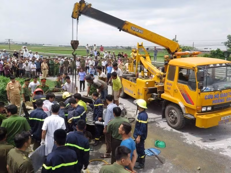 Đến 11h45 phút cùng ngày, hiện trường được giải toả, các phương tiện lưu thông bình thường. Nguyên nhân dẫn tới vụ việc đang được cơ quan chức năng điều tra làm rõ.