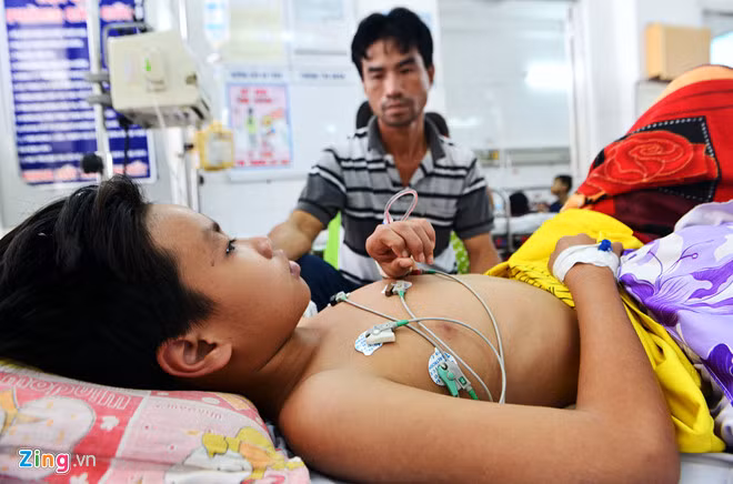 Bệnh nhi bị sốt xuất huyết đang điều trị tại Bệnh viện Nhi Đồng 1. Ảnh: Lê Quân.