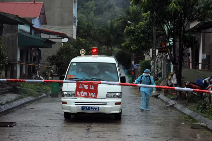 Ngay sau đó, Trạm thú y huyện Cao Lộc cùng Trung tâm Y tế huyện Cao Lộc khẩn trương sử dụng các biện pháp phòng hộ tiếp xúc với gia cầm bị bệnh, xử lý ổ dịch, thu gom và tiêu hủy gia cầm nhiễm cúm A/H7N9.