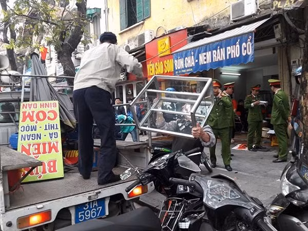 Ha Noi: Tinh trang lan chiem via he van tai dien