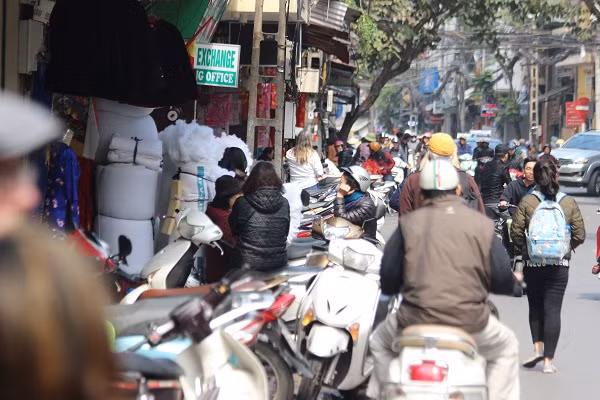 Ha Noi: Tinh trang lan chiem via he van tai dien-Hinh-2