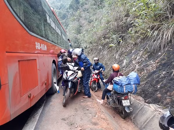 Những người lưu thông qua đoạn đường gặp khó khăn vì chiếc xe khách bị tai nạn chắn giữa đường. Hiện nguyên nhân xảy ra tai nạn đang được cơ quan chức năng làm rõ.