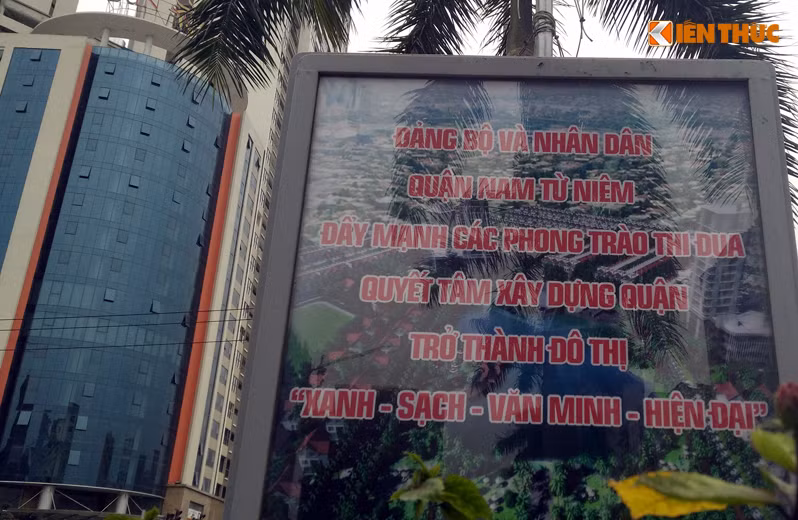 Cả hai mặt của hàng chục bảng thông báo bị viết sai chính tả.
