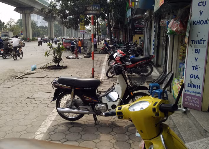 Theo quan sát của PV Kiến Thức, vạch kẻ vỉa hè trên đoạn đường này không đều nhau, nhưng xe máy vẫn được xếp vào bên trong vạch.