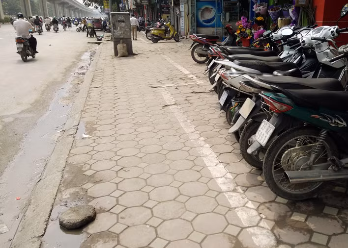 Thực hiện chủ trương chung của TP Hà Nội về việc xử lý vi phạm về trật tự công cộng, lòng đường, vỉa hè, nhiều ngày nay, lực lượng chức năng của các phường, quận Hà Nội tập trung ra quân nhắc nhở, xử lý mạnh các trường hợp vi phạm giúp vỉa hè nhiều tuyến phố trở nên thông thoáng hơn. Tuy nhiên, khi di chuyển trên vỉa hè đường Nguyễn Trãi (đoạn từ ngõ Chính Kinh đến Vũ Trọng Phụng thuộc phường Thanh Xuân Trung) nhiều người không khỏi ngạc nhiên trước vạch kẻ vỉa hè thò ra thụt vào.