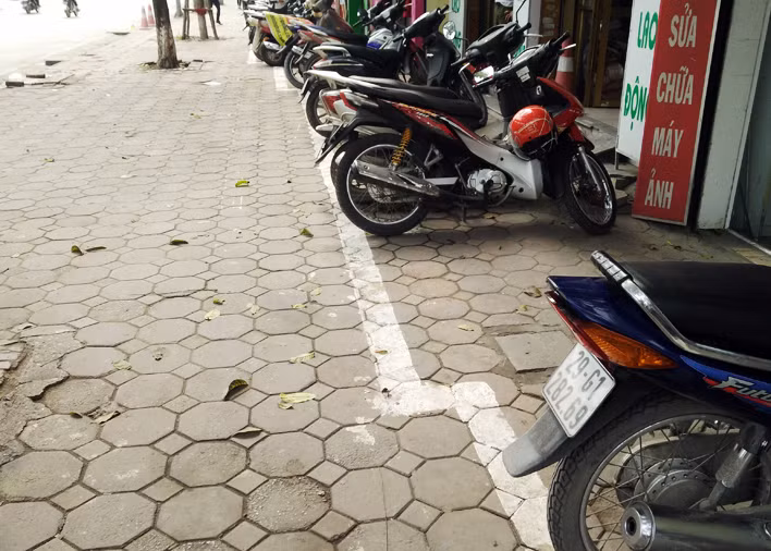 Hình ảnh vạch kẻ vỉa hè không thẳng hàng đang khiến người đi đường ngạc nhiên.