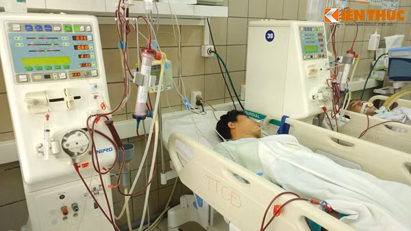 Cong an Ha Noi khoi to vu 9 sinh vien ngo doc ruou