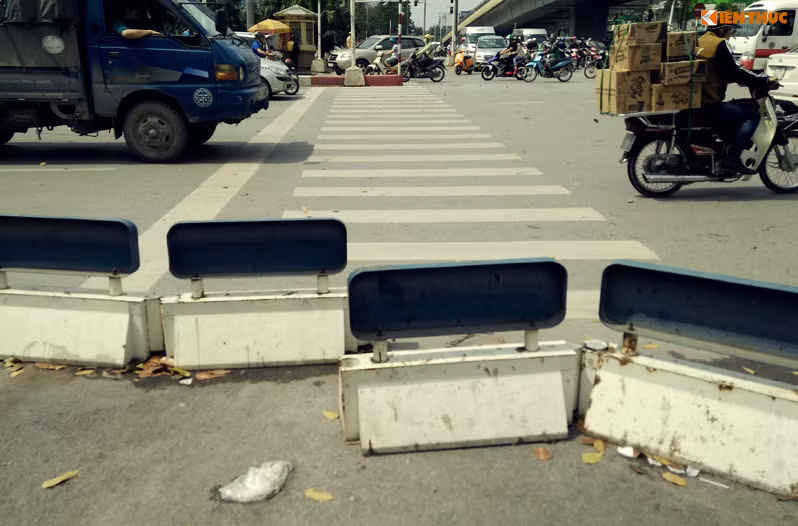 Tương tự, ngay dưới chân cầu vượt Nguyễn Chí Thanh (Hà Nội), vạch kẻ đường dành cho người đi bộ bị chặn ngang bởi dải phân cách.