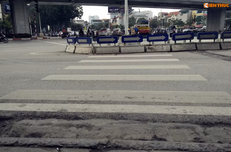Người đi bộ muốn sang phía bên kia đường ở dưới chân cầu vượt Nguyễn Chí Thanh buộc phải vượt qua dải phân cách chắn ngang hoặc đi lòng vòng xung quanh.