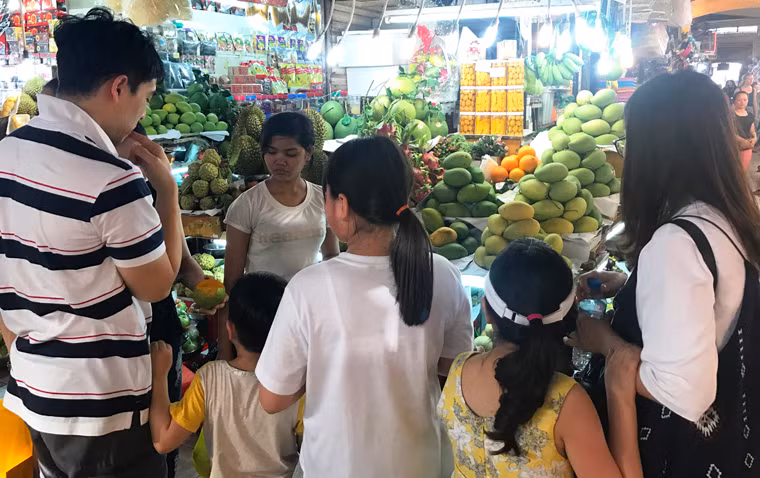 Trái cây ngoại nhập khẩu từ nhiều nơi trên thế giới, dù có giá khá cao, gấp nhiều lần trái cây trong nước nhưng vẫn thu hút khách hàng ở Sài Gòn.
