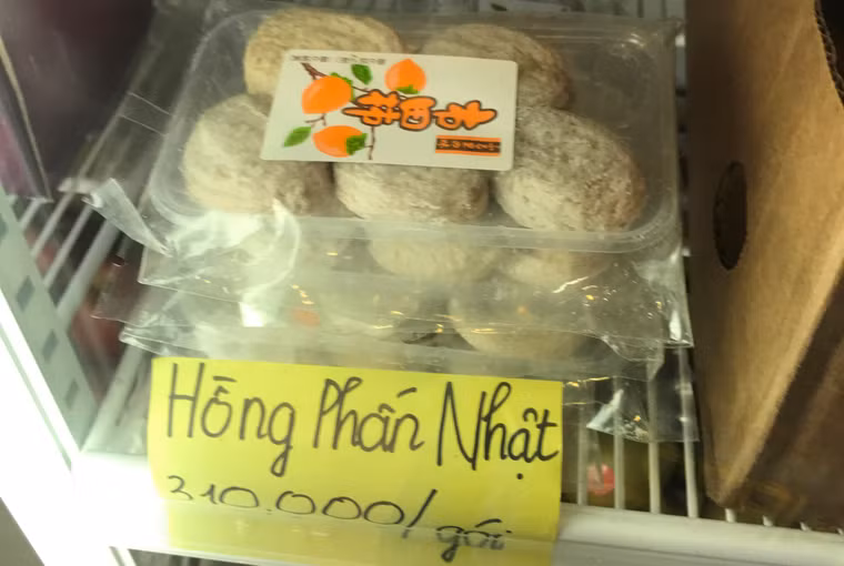 Hồng phấn có xuất xứ từ Nhật Bản được bán mỗi gói giá 310.000 đồng. Dù giá khá cao nhưng sản vật này luôn "cháy hàng". Nhiều khách hàng có nhu cầu phải dặn trước nhà phân phối.
