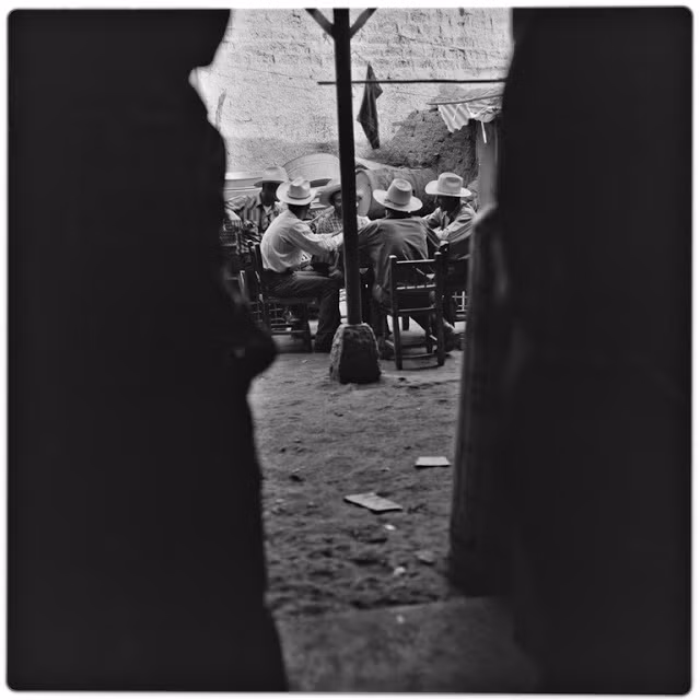 Một nhóm nam giới tụ tập trò chuyện ở Batuc năm 1963.
