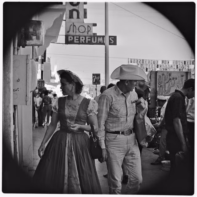 Nhiếp ảnh gia người Mỹ Harry Crosby đã thực hiện loạt ảnh này khi đến Mexico thập niên 1960. Trong ảnh là hai du khách người Mỹ đi dạo trên đường phố Tijuana năm 1964.