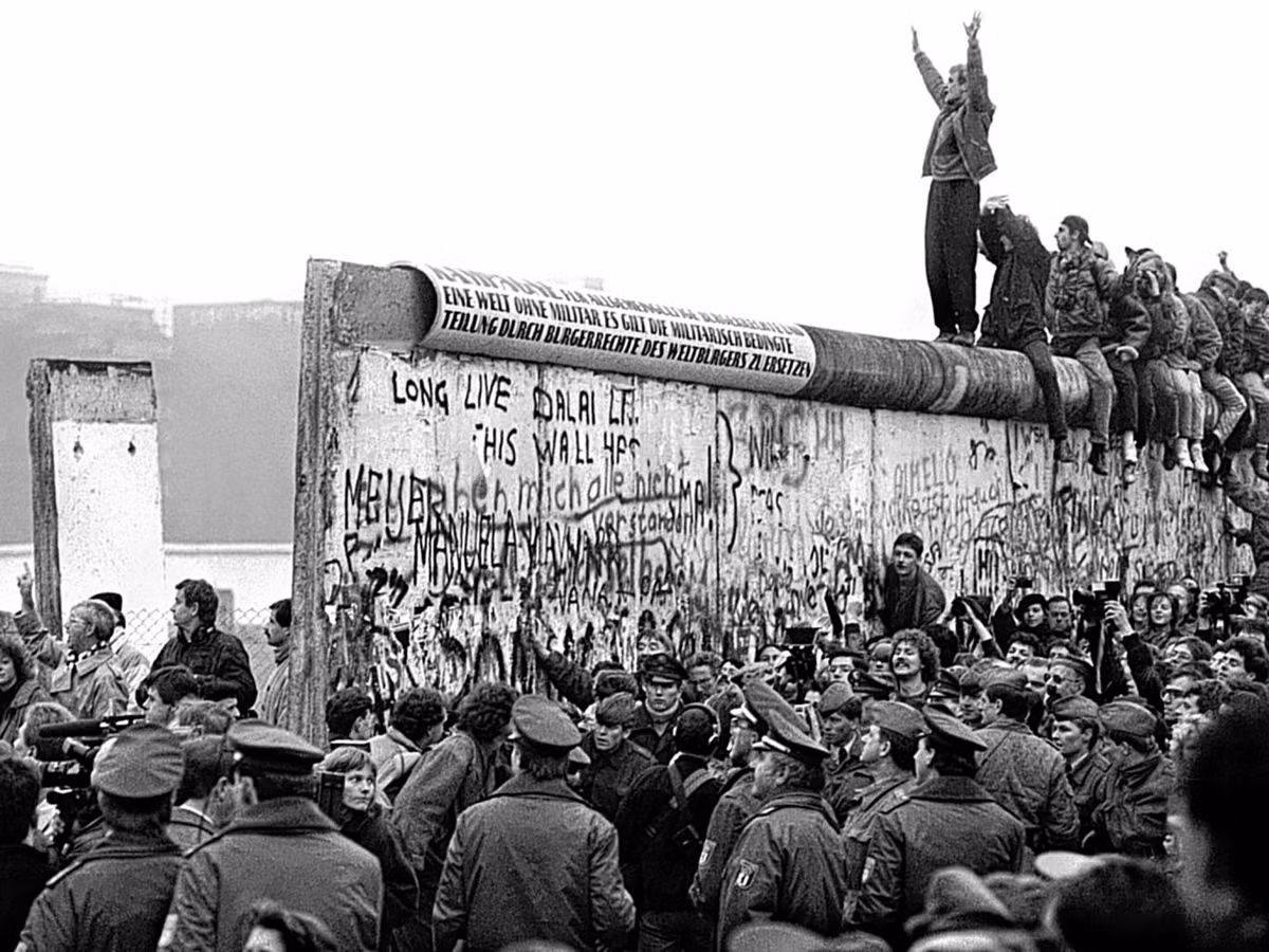 Vào ngày 9/11/1989, phát ngôn viên đảng cầm quyền của Đông Berlin thông báo về sự thay đổi trong chính sách du lịch. Theo đó, ngay từ đêm hôm đó, các công dân Đông Đức được tự do vượt qua ranh giới.