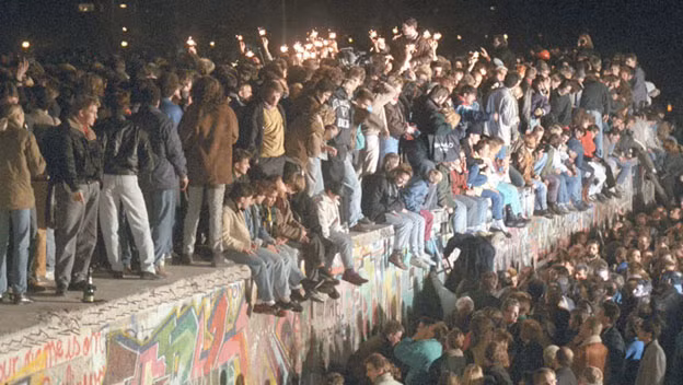 Sự kiện Bức tường Berlin bị phá dỡ năm 1989 khiến người dân Đông Berlin và Tây Berlin đổ về phía bức tường, uống bia và sâm panh, hô to "Tor auf!" (Mở cửa đi!). Hơn 2 triệu người dân ở Đông Berlin đến Tây Berlin vào cuối tuần đó để tham gia ăn mừng trong một sự kiện được mô tả là "lễ hội đường phố vĩ đại nhất trong lịch sử thế giới".