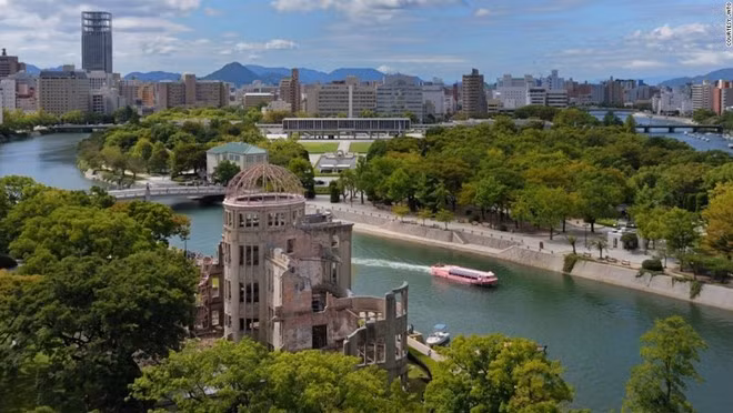 Khu tưởng niệm Hòa bình ở thành phố Hiroshima, Nhật Bản dành để tưởng niệm 140.000 nạn nhân thiệt mạng khi Mỹ ném hai quả bom nguyên tử xuống hai thành phố Hiroshima và Nagasaki hồi tháng 8/1945.
