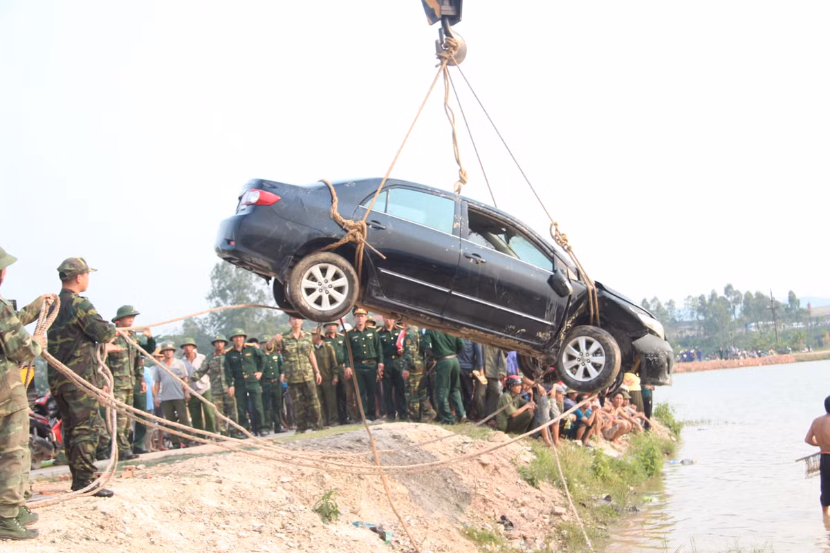 Chiếc xe bị hư hỏng nhẹ.