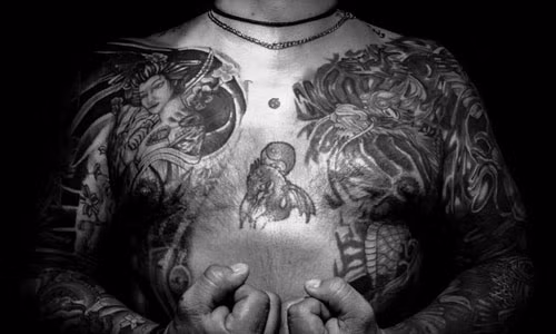 Cho đến nay, nguồn gốc của Yakuza - băng đảng quyền lực nhất Nhật Bản vẫn là một vấn đề gây tranh cãi. Một số người cho rằng, Yakuza là hậu duệ của các Kabuki-mono (những kẻ điên cuồng) ở thế kỷ 17. Yakuza gồm 3 nhóm chính: Tekiya (những người bán hàng rong trên phố), Bakuto (những con bạc) và Guirentai (lưu manh).