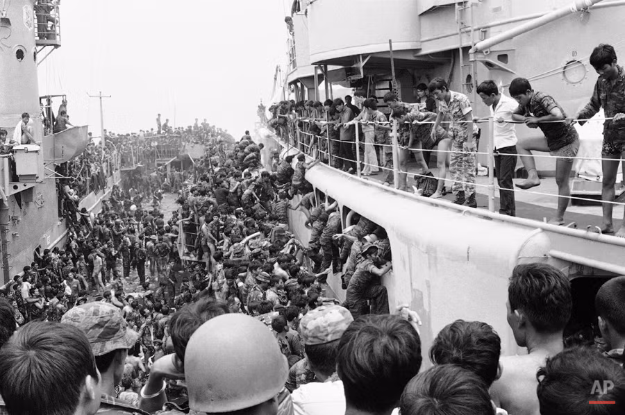 Người dân miền Nam Việt Nam vội vã lên những con tàu cập cảng Đà Nẵng ngày 1/4/1975.