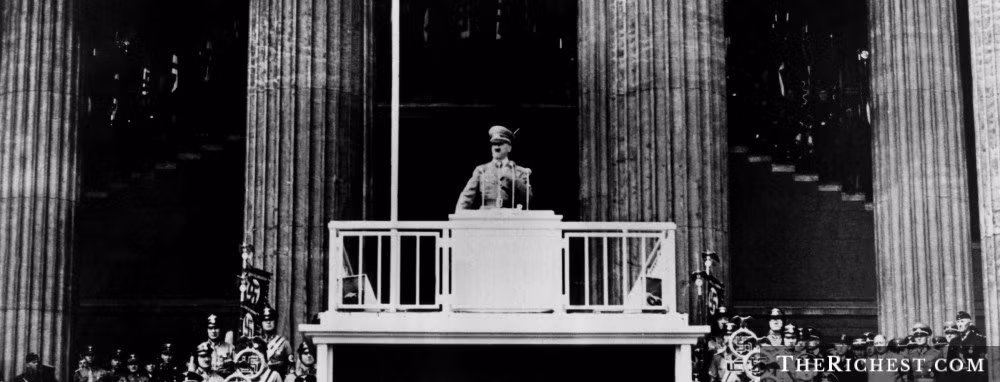 Sau khi củng cố quyền lực trong nội bộ đảng, Hitler ra tranh cử tổng thống năm 1932 nhưng không đắc cử. Đến ngày 30/1/1933, cuộc đời Hitler sang trang mới khi trở thành Thủ tướng Đức. Ngay sau khi lên nắm quyền, việc đầu tiên của Hitler thực hiện là thanh trừng các đảng phái chính trị khác.