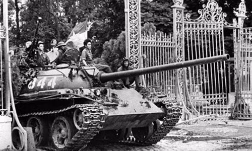 Xe tăng của quân giải phóng tiến vào dinh Độc Lập ngày 30/4/1975, đánh dấu chính quyền Sài Gòn chính thức sụp đổ, miền Nam hoàn toàn giải phóng, thống nhất đất nước.