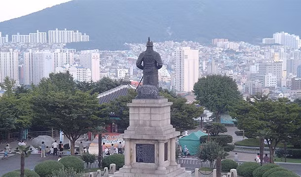 Yi Sun Shin là vị đô đốc vĩ đại của Triều Tiên và là một trong những vị đô đốc vĩ đại nhất trong lịch sử phương Đông. Với chiến thuật tài tình, đô đốc Yi Sun Shin cùng với hạm đội gồm 13 tàu chiến đã đánh bại 333 tàu chiến của Nhật Bản.